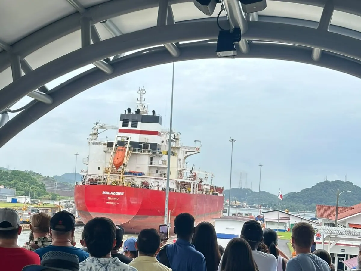 Buque de carga atravesando las esclusas del Canal de Panamá