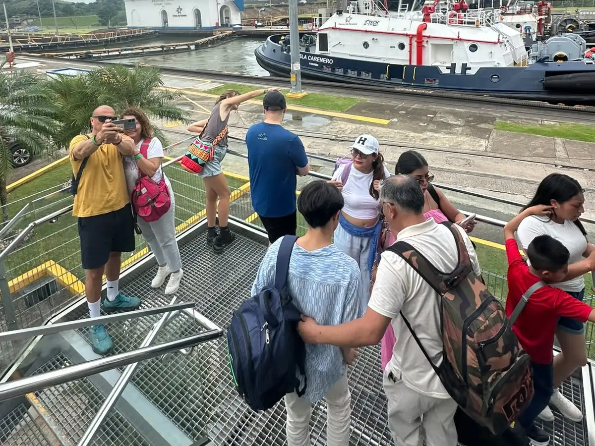 Visitantes en el mirador de las esclusas de Miraflores