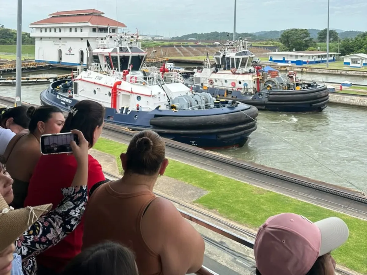 Remolcadores atracados en las esclusas del Canal de Panamá
