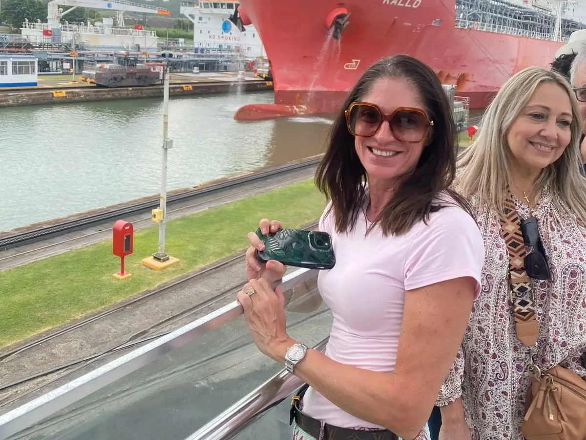 Pasajeras de OrcLuxuryTransport durante la visita al Canal de Panamá