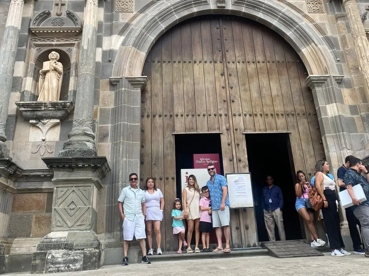 Fachada de piedra de una iglesia colonial en el Casco Antiguo de Panamá