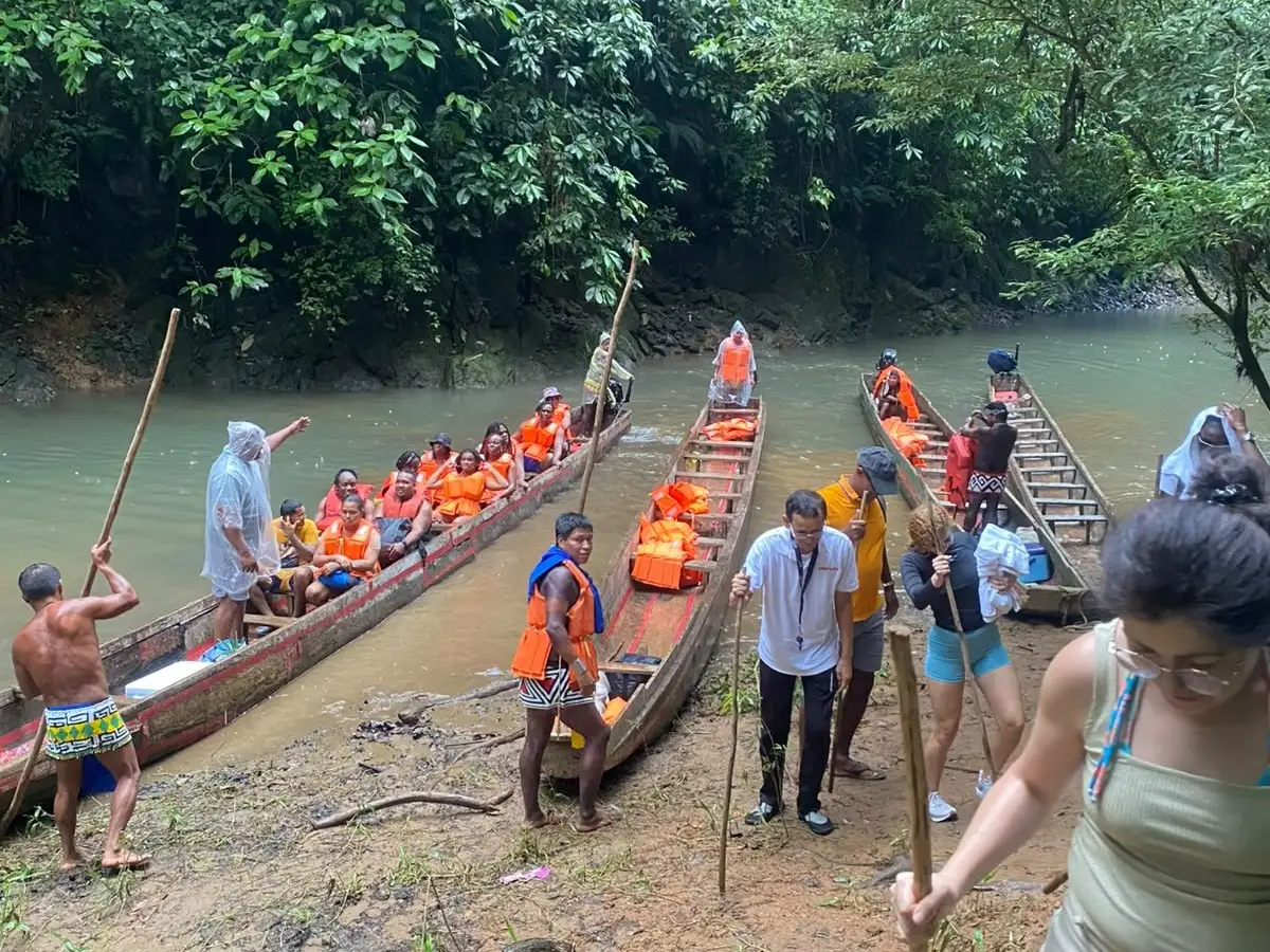 Piraguas en el río durante la excursión a la comunidad Emberá