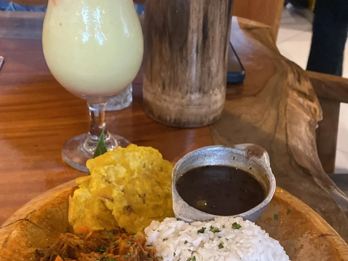 Plato de comida típica panameña servido durante un recorrido