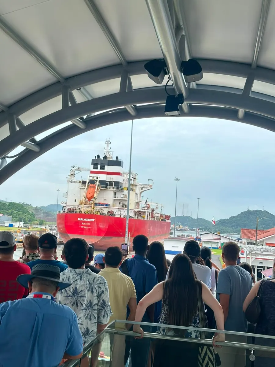 Buque de carga atravesando las esclusas del Canal de Panamá