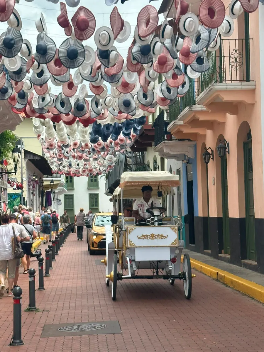 Calle del Casco Antiguo de la Ciudad de Panamá decorada con sombreros de colores