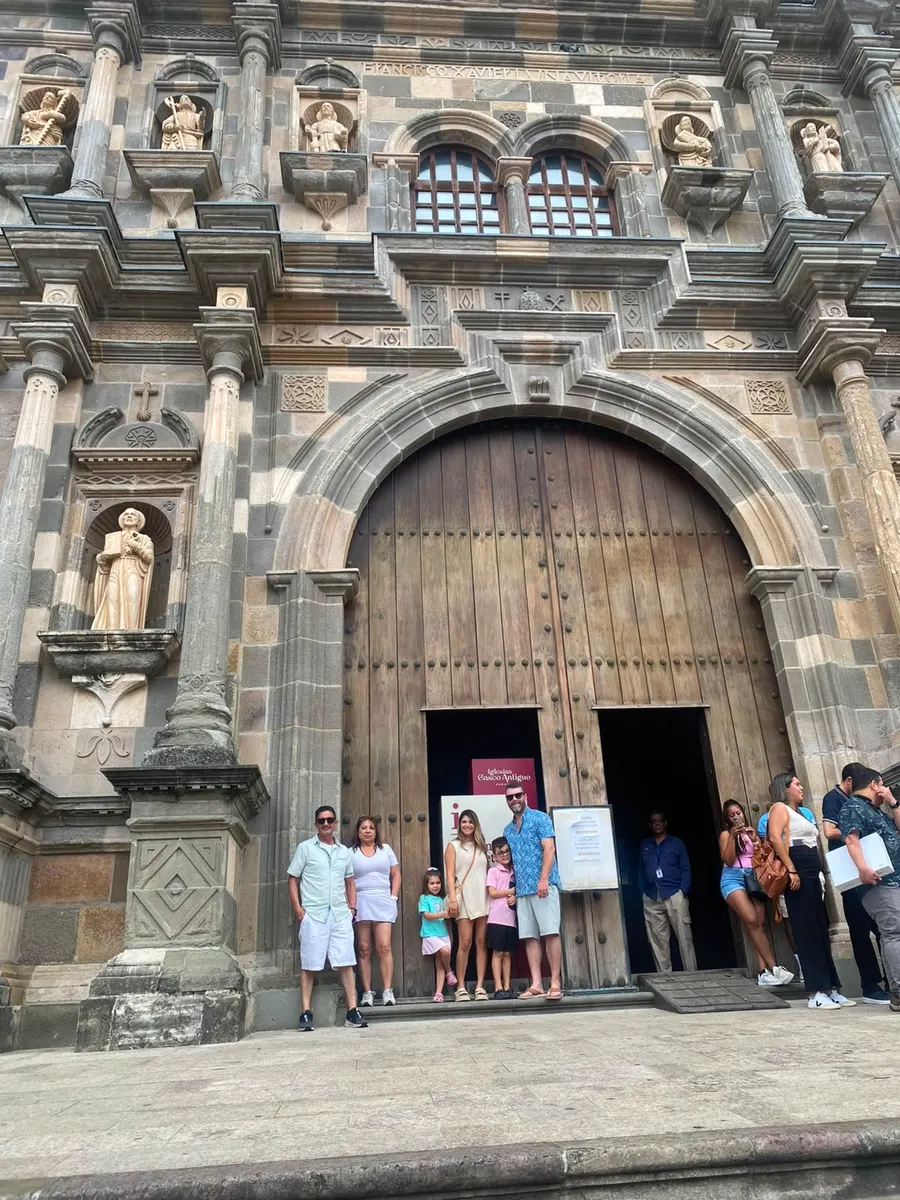 Fachada de piedra de una iglesia colonial en el Casco Antiguo de Panamá