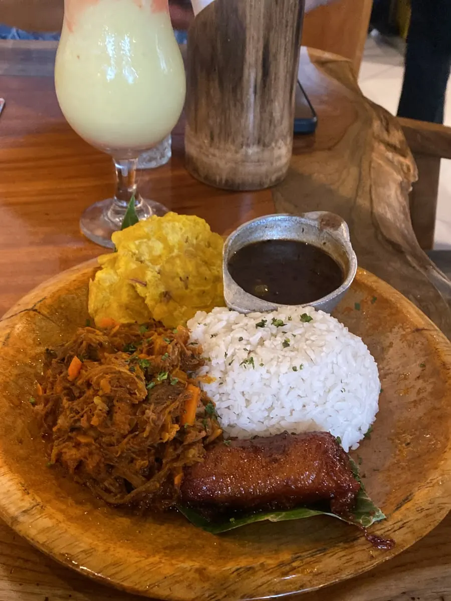 Plato de comida típica panameña servido durante un recorrido gastronómico