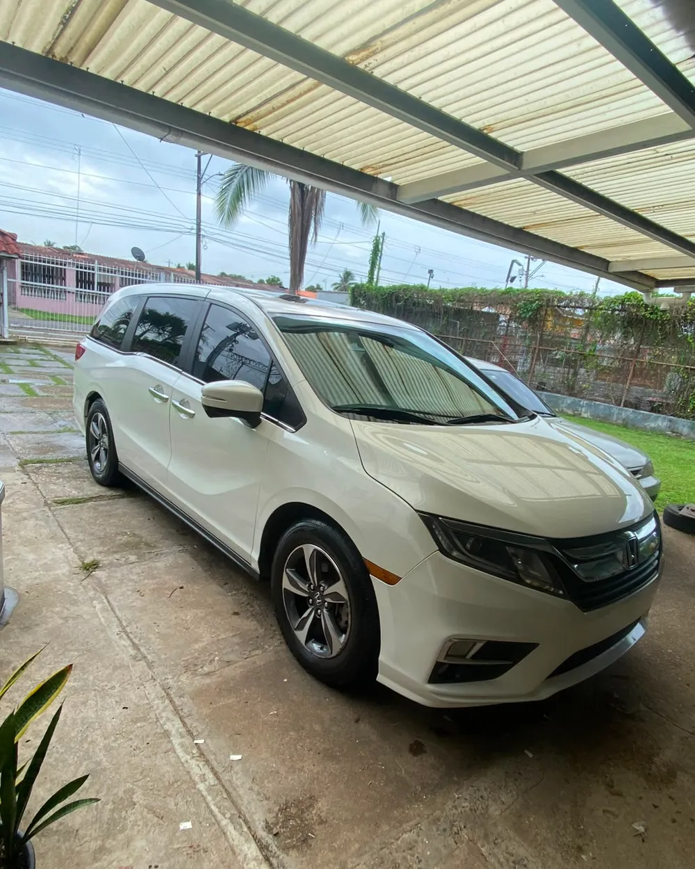 Vehículo de OrcLuxuryTransport, una minivan blanca de siete plazas lista para un traslado en Panamá